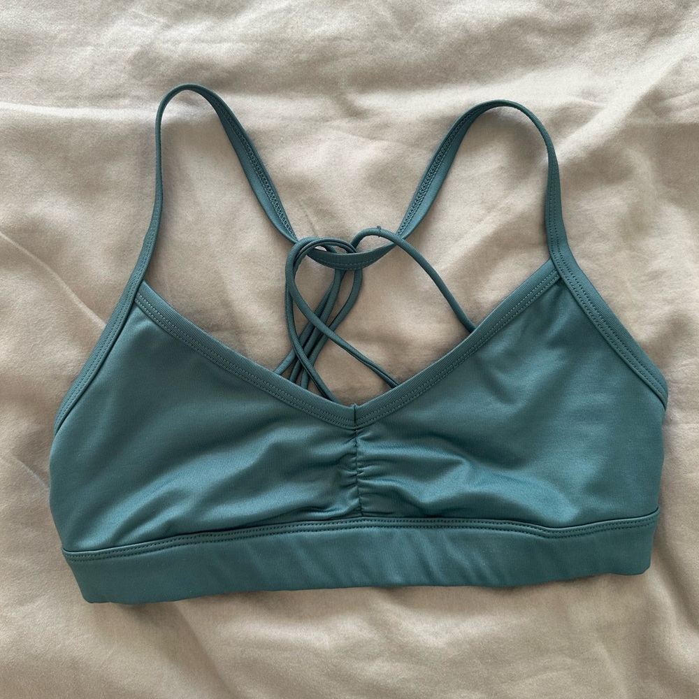Alo Yoga Sunny Strappy Bra in Seagrass Glossy - Size XS